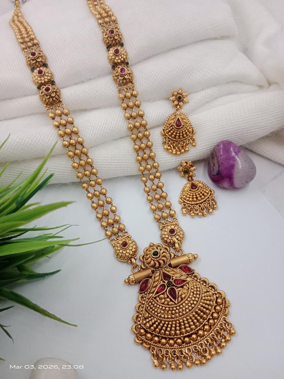 Shahi Haar (L)